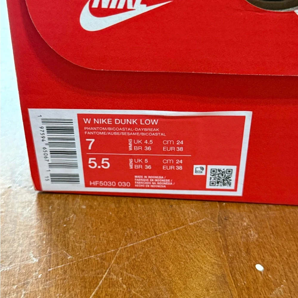 Nike Beige and Green Sneakers - Picture 11 of 12